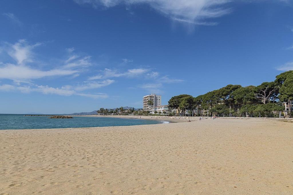 Vitaly Beach Камбрильс Экстерьер фото